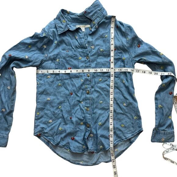 NEW Francesca's Mi Ami Chambray Embroidered Button Down Top Size XS - Picture 3 of 8